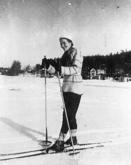 Farmor på skidor.